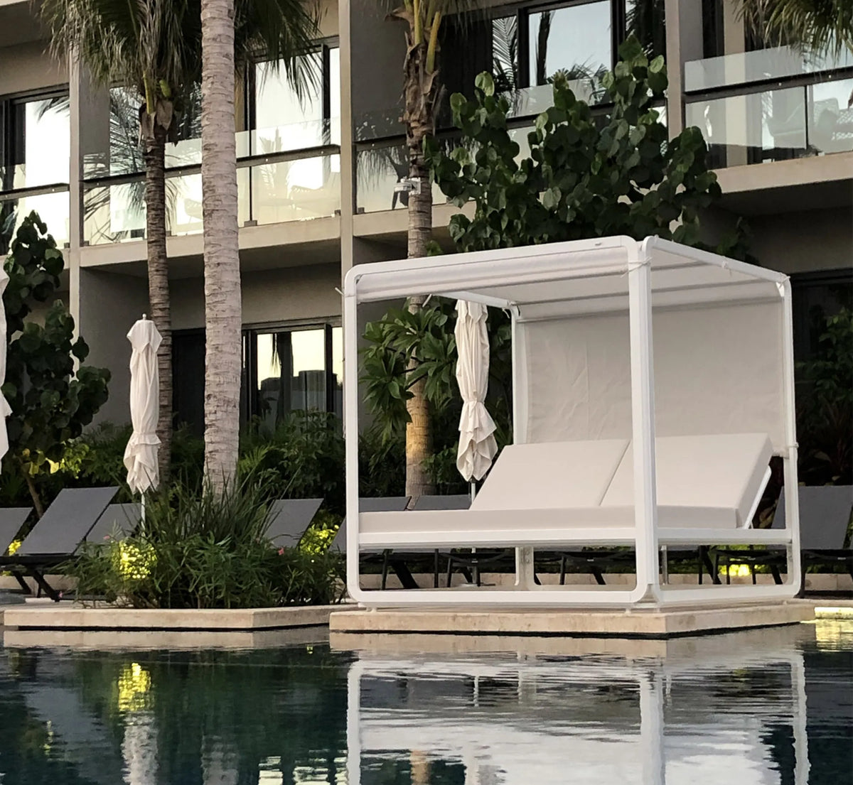 Daybed IBIZA XL en la terraza de un hotel de lujo, creando una atmósfera de bienestar y exclusividad.