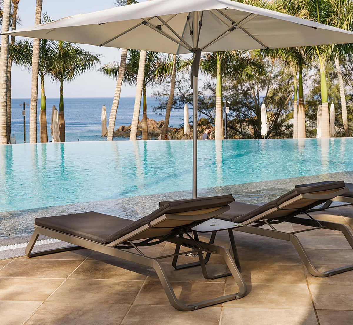 AQUA Lounger by EZPELETA