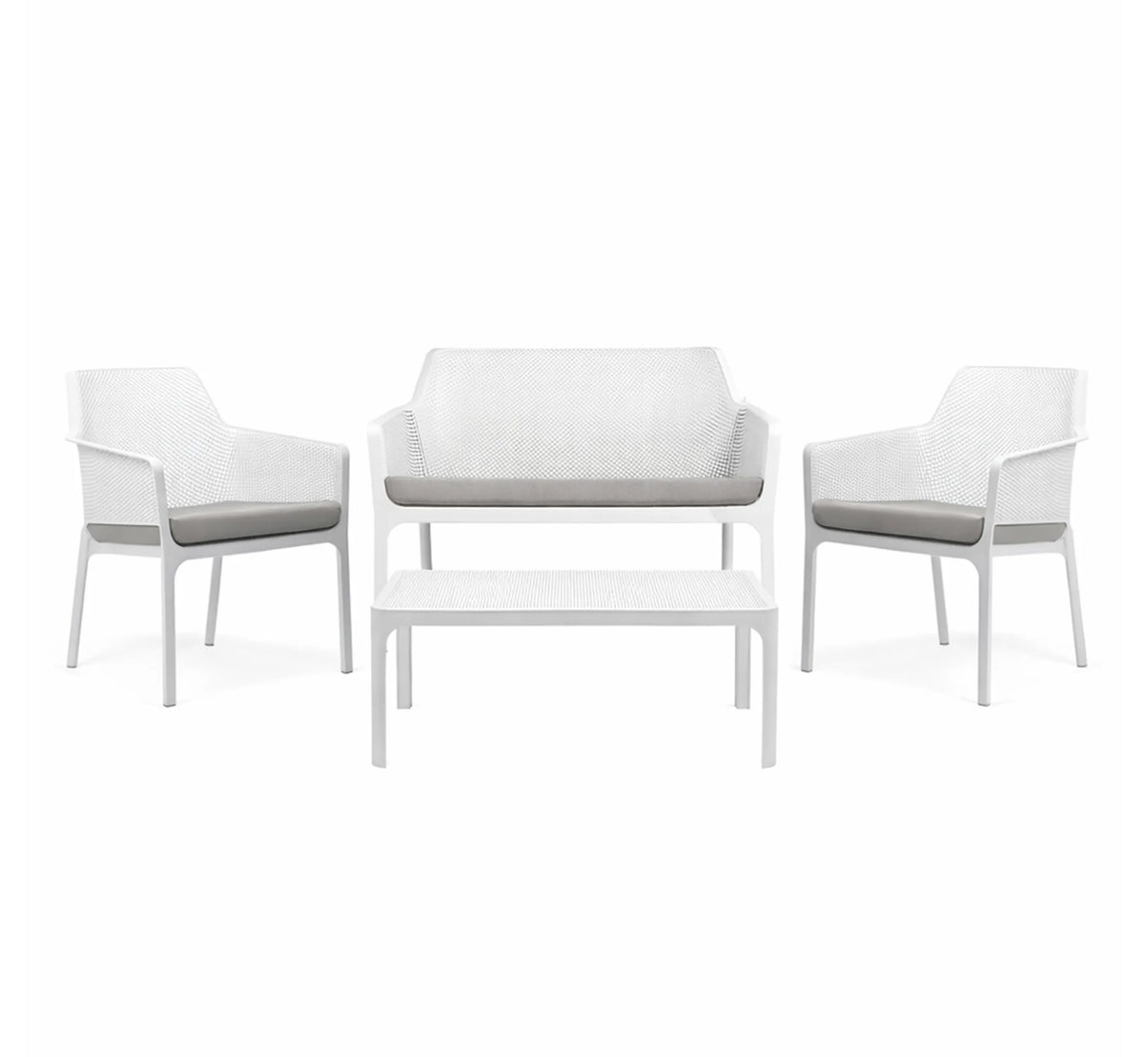 Conjunto lounge NET RELAX de Nardi en color blanco, creando un salón de bienestar en un porche mediterráneo.