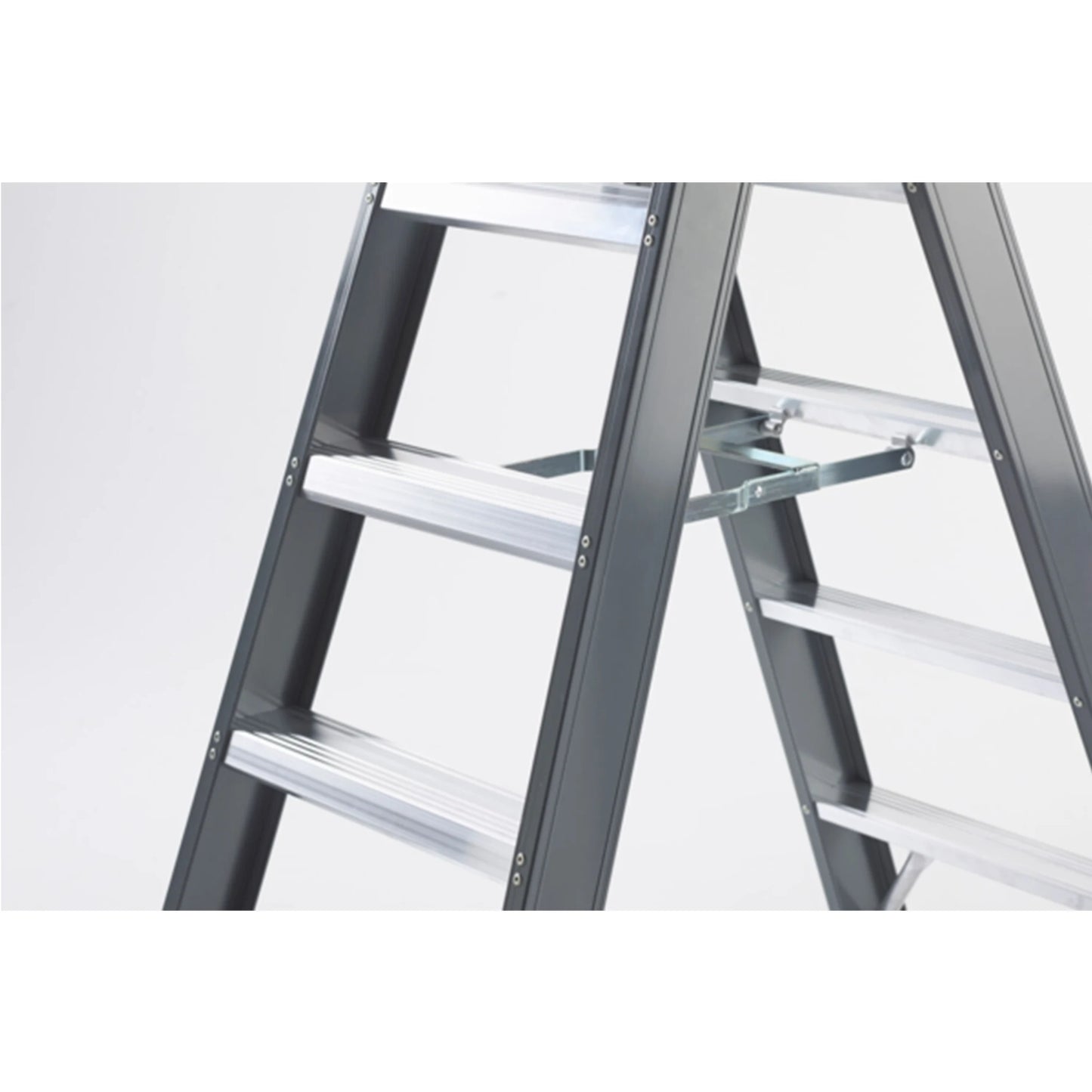 Detalle del sistema de bisagras de seguridad y peldaños reforzados de la escalera Falco.