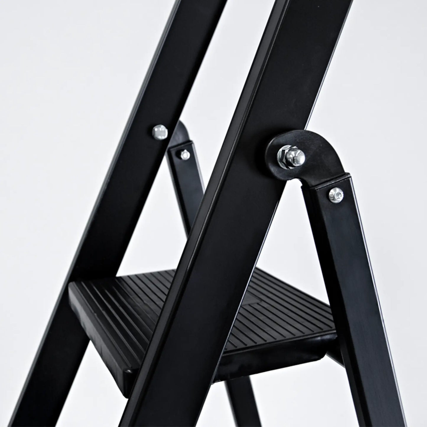 Detalle de las uniones soldadas de alta resistencia en la escalera negra Unno Plus.