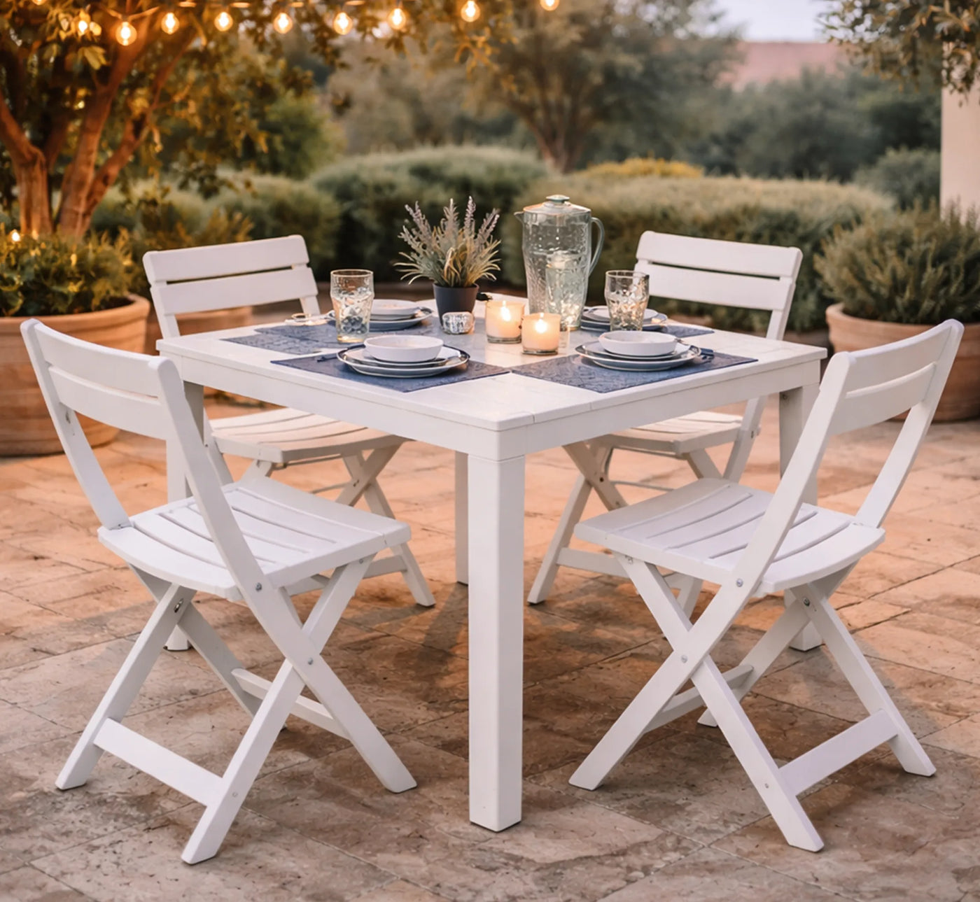 Mesa BALI acompañada de cuatro sillas de diseño, configurando un comedor exterior sofisticado y acogedor.