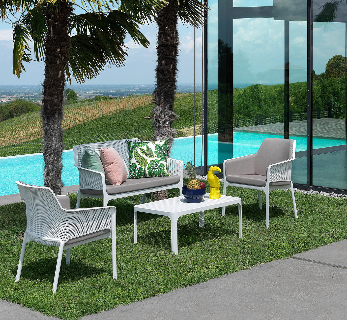 Conjunto de sofá exterior coordinado con la mesa NET de 100x60 cm, creando un oasis de confort y estilo bajo el cielo abierto.