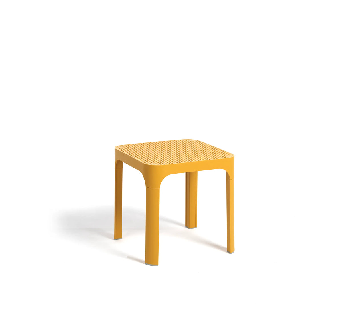 Mesa de diseño italiano NET de Nardi en color mostaza, el toque de distinción perfecto para una terraza minimalista y luminosa.