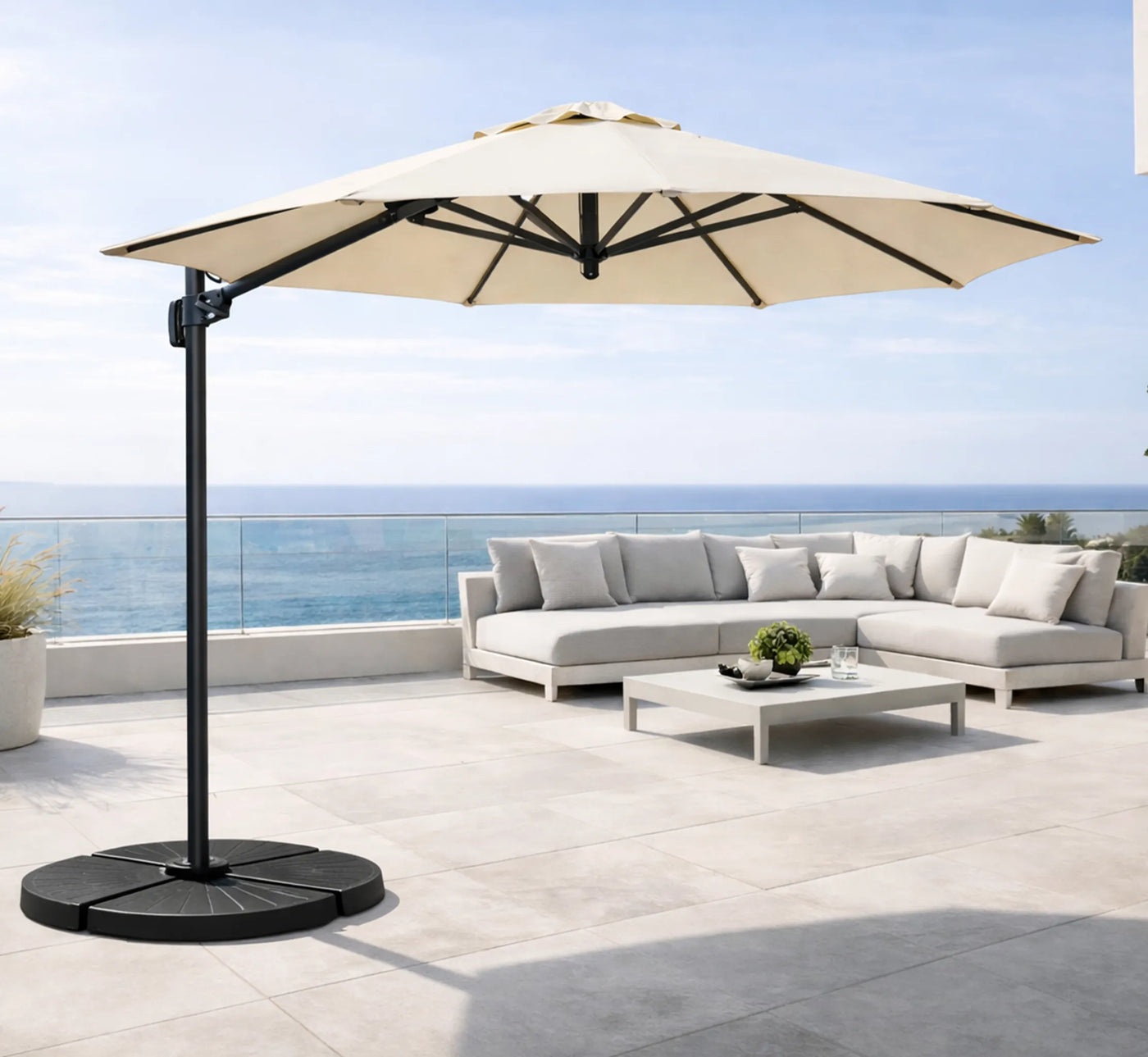 Sombrilla ROMA lateral protegiendo una terraza.