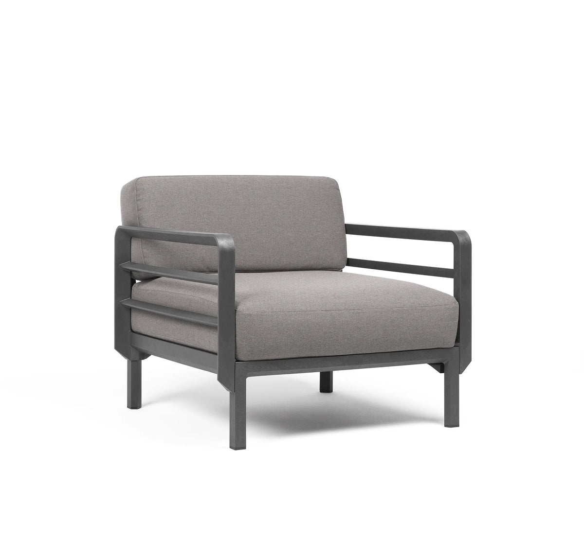 Sillón Máximo de Nardi en color Basalto, destacando su diseño italiano y cojines Sunbrella premium.