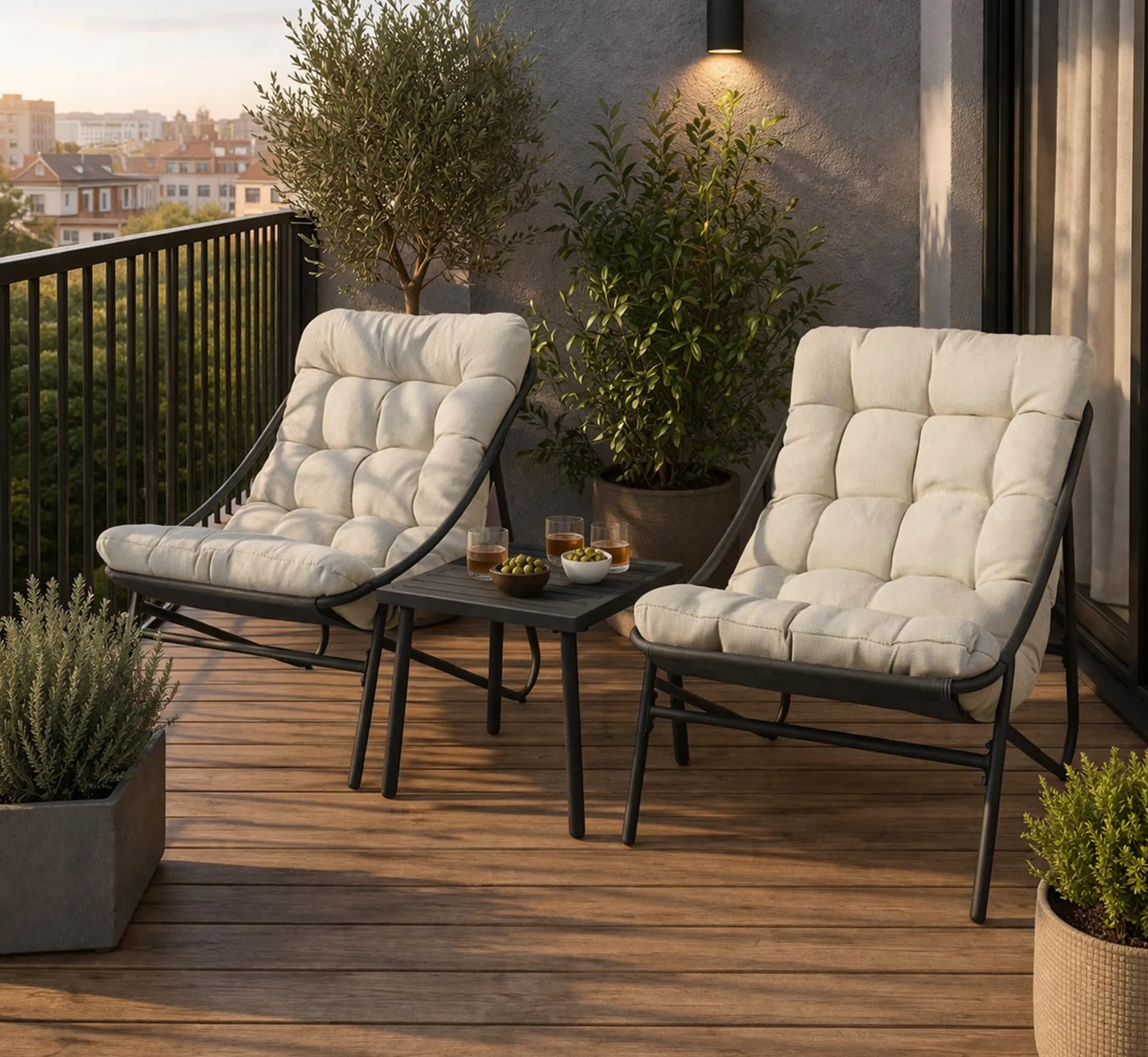 Set CONFORT de exterior con dos butacas y mesa baja, creando un rincón de lectura exclusivo en una terraza urbana.