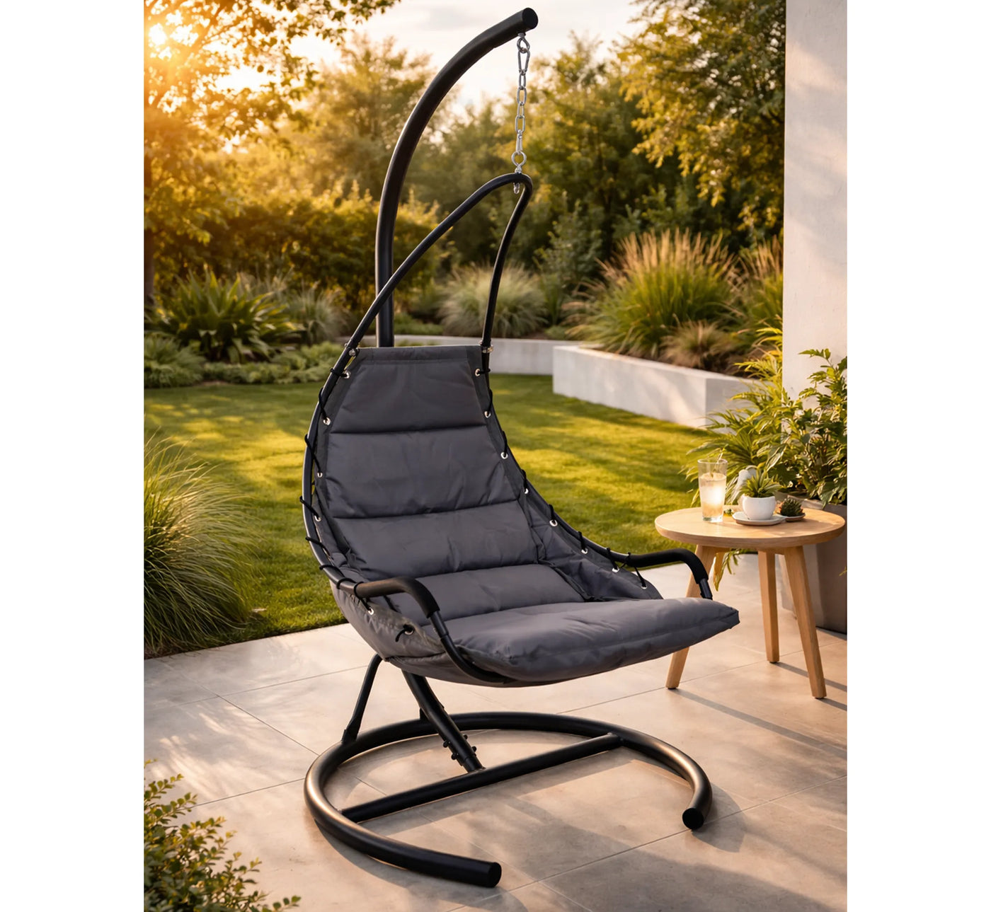 Silla MAHÓN instalada junto a una piscina, mostrando su diseño independiente y confort.