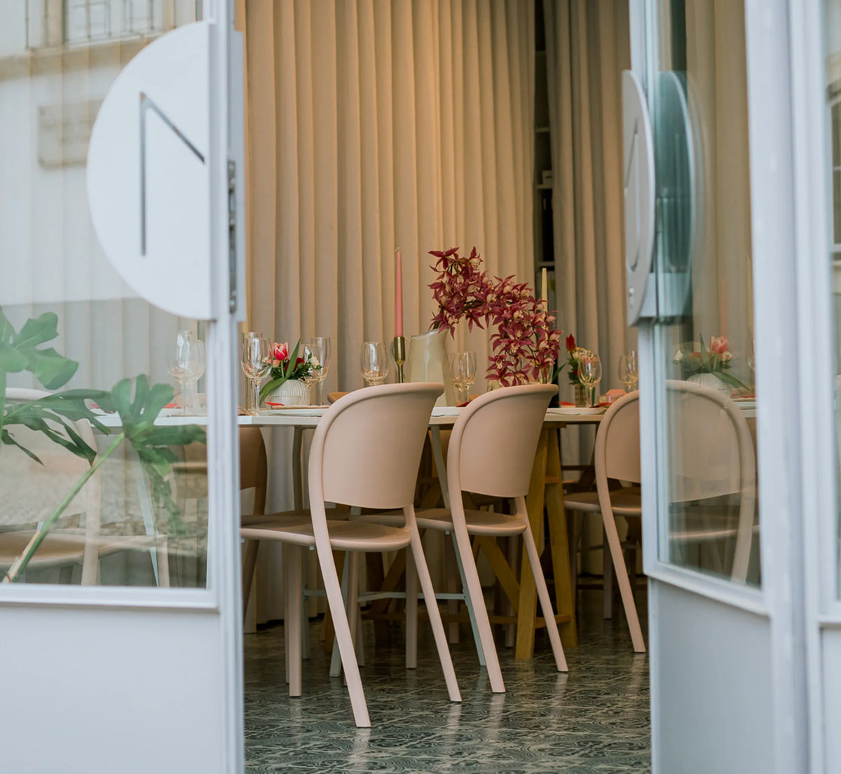Conjunto de sillas TRENA en una cafetería.