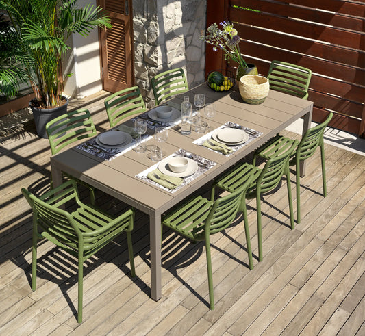 Conjunto de sillas y sillones DOGA de Nardi en una terraza de diseño.