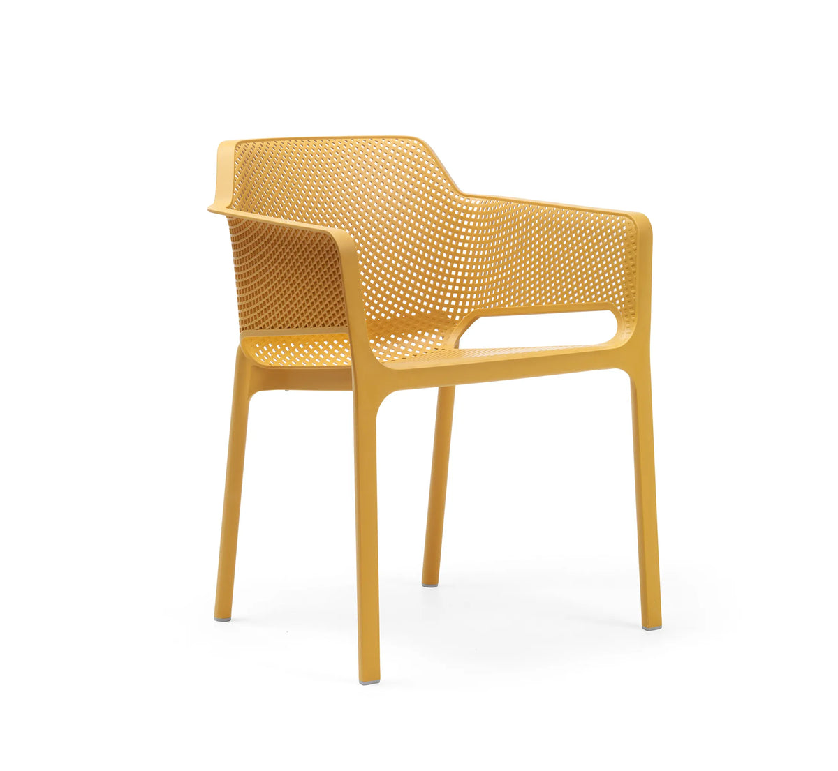 Silla de exterior NET de NARDI en color mostaza mate con diseño de lamas perforadas.