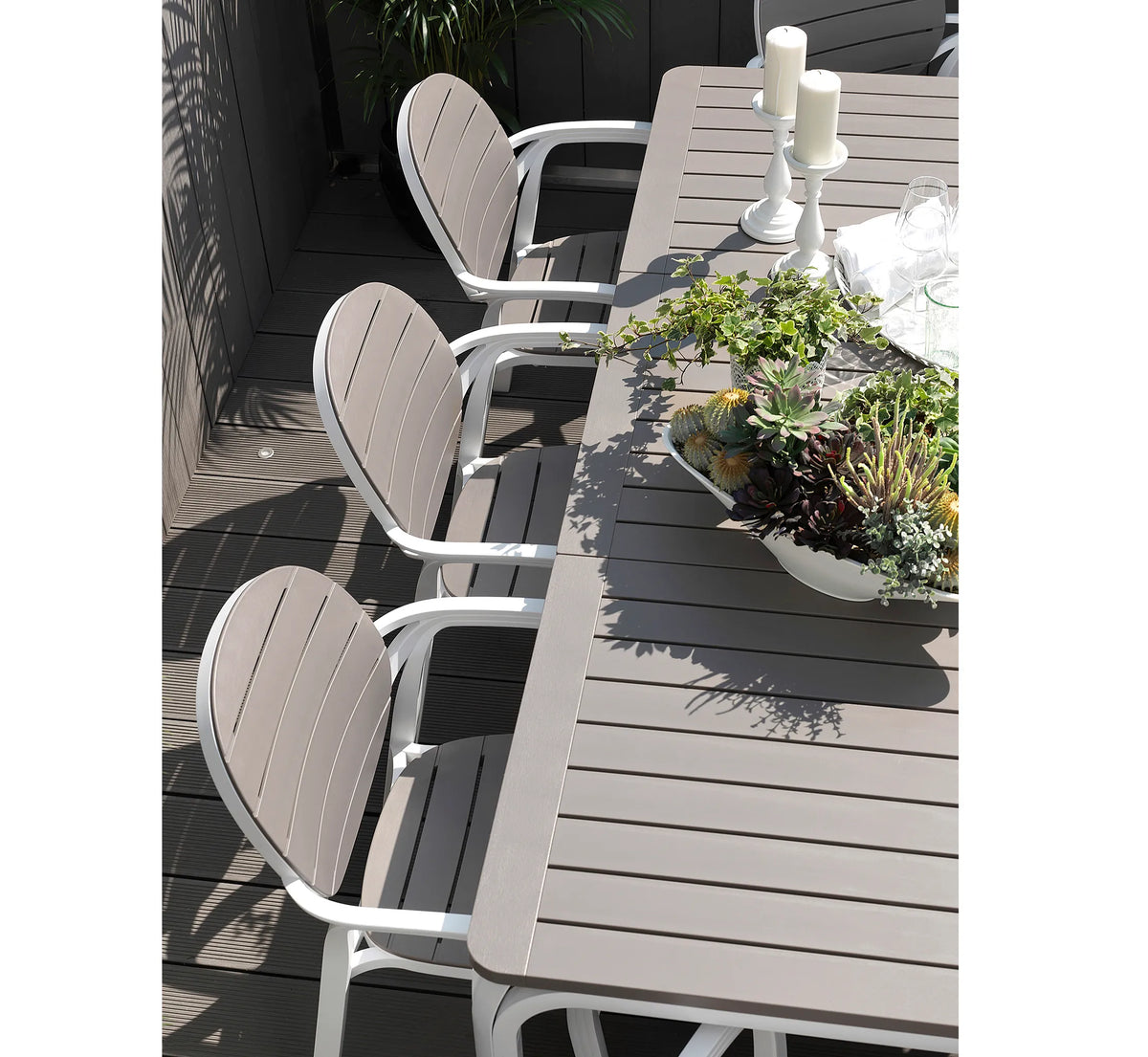 Comedor exterior con sillas PALMA y mesa ALLORO de Nardi.