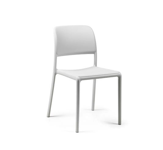 Silla de exterior RIVA de NARDI sin brazos en acabado blanco mate.