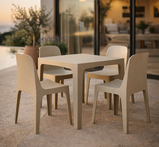 Conjunto de sillas SOLID en una terraza minimalista junto a una piscina de diseño.