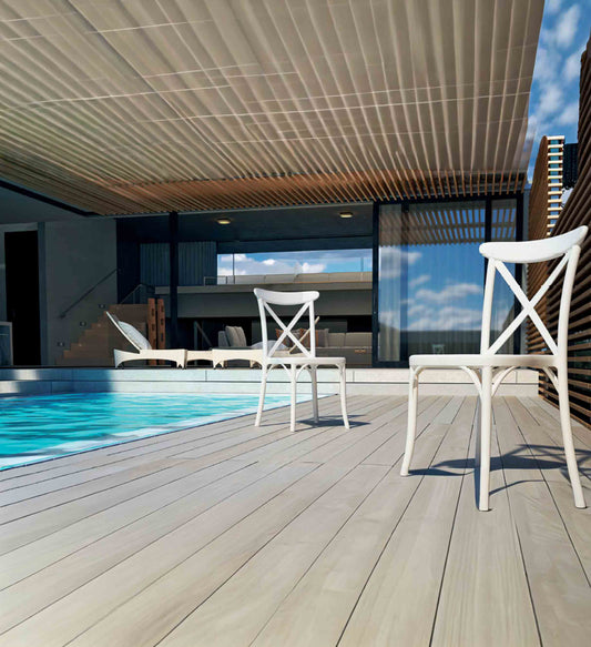 Conjunto de sillas CAPRI en un balcón moderno.