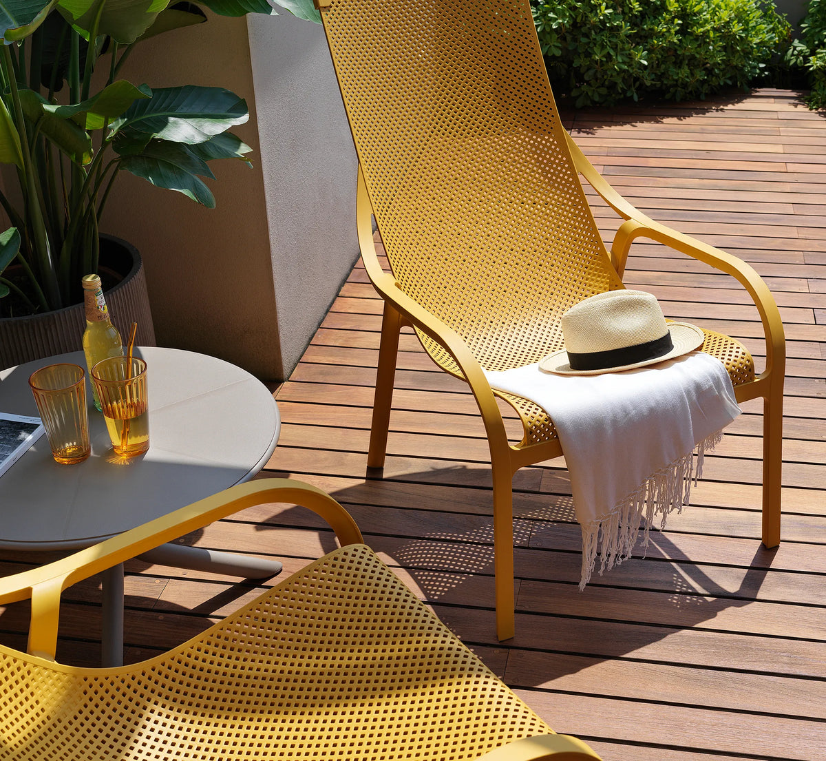 Detalle de la malla de polipropileno del sillón NET LOUNGE, resaltando la precisión del diseño y el tratamiento anti-UV.