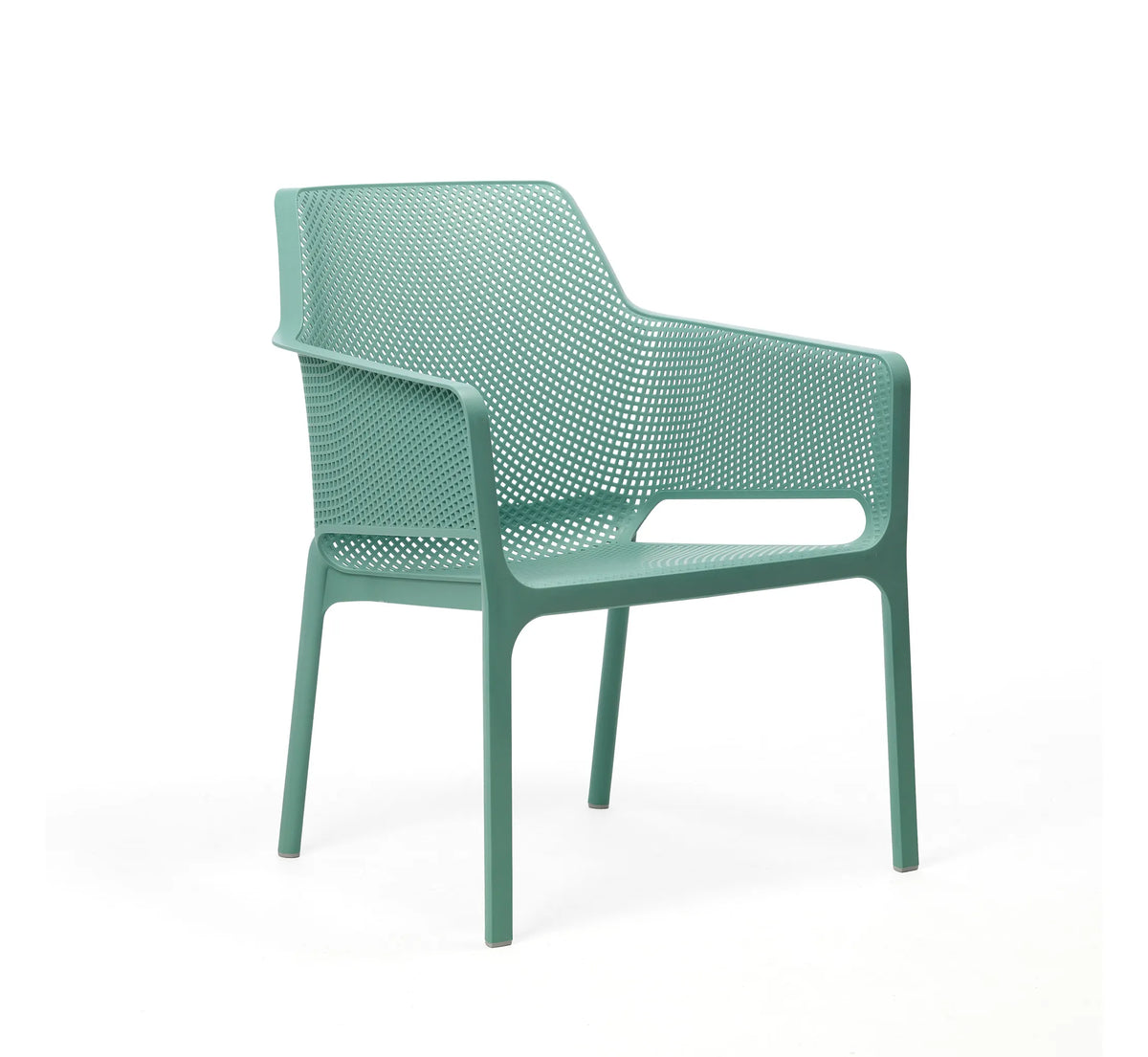 Sillón monobloc NET RELAX de Nardi resaltando su diseño de malla perforada y acabado mate.