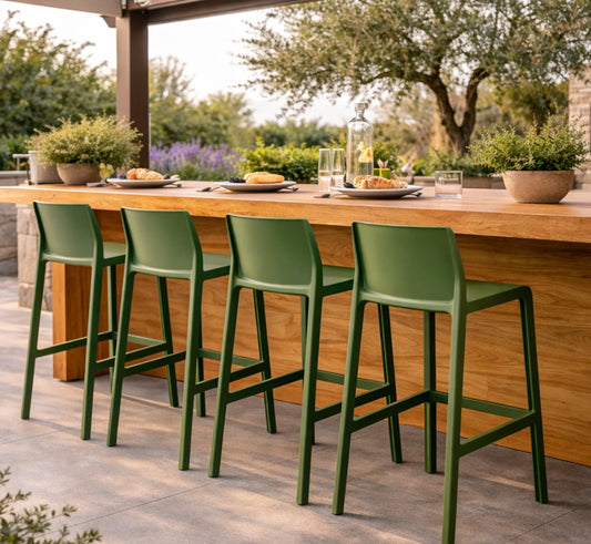 Conjunto de taburetes TRILL en una barra de cocina exterior de diseño minimalista.