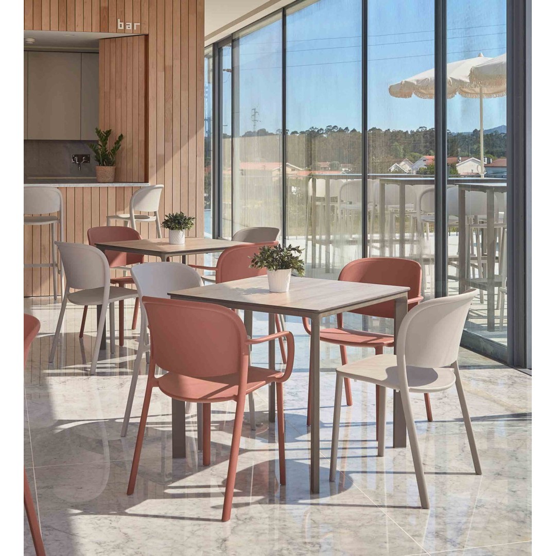 Mesa MEET Cuadrada de EZPELETA 4 Plazas