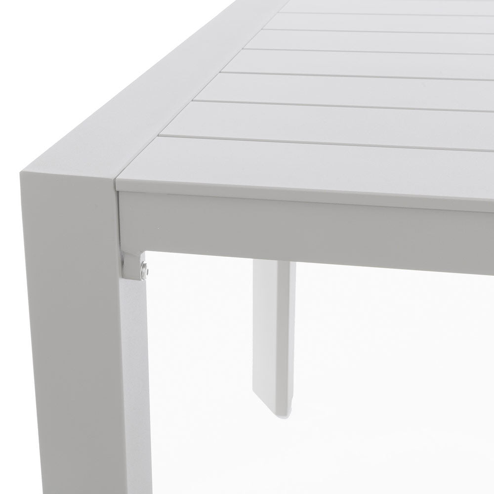 Primer plano del acabado lacado y las uniones precisas de la estructura de la mesa IO, símbolo de calidad y finura.