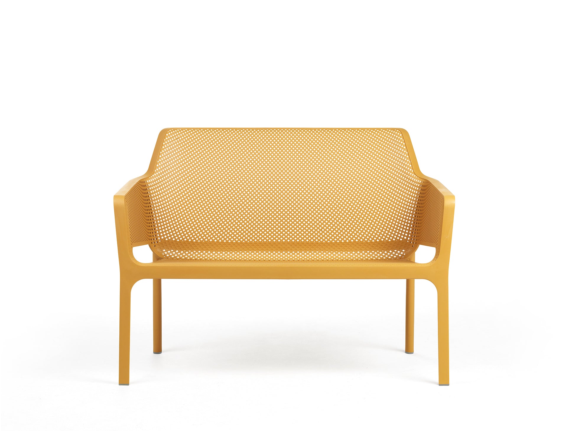 Banco NET de Nardi en color mostaza, diseño monobloc perforado con efecto mate para exterior.