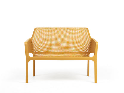 Banco NET de Nardi en color mostaza, diseño monobloc perforado con efecto mate para exterior.