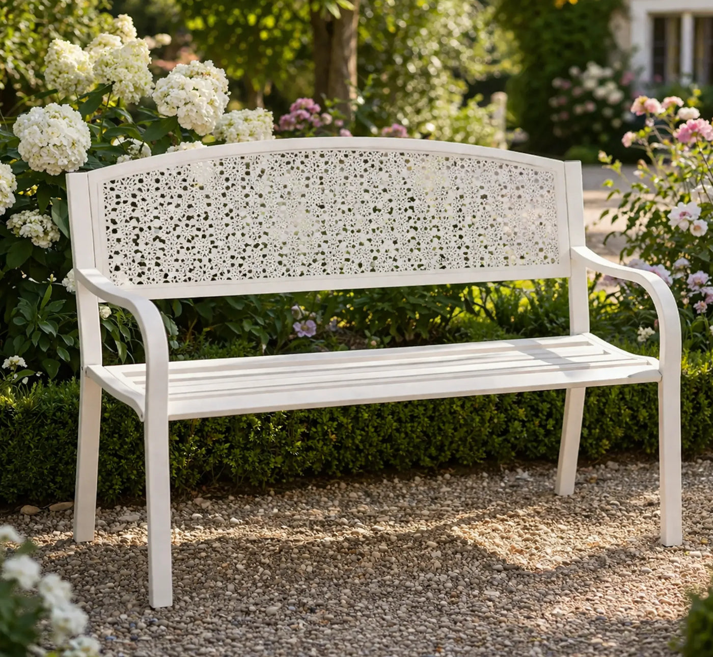 Banco GARDEN  en un jardín de flores, creando un rincón de bienestar y diseño.