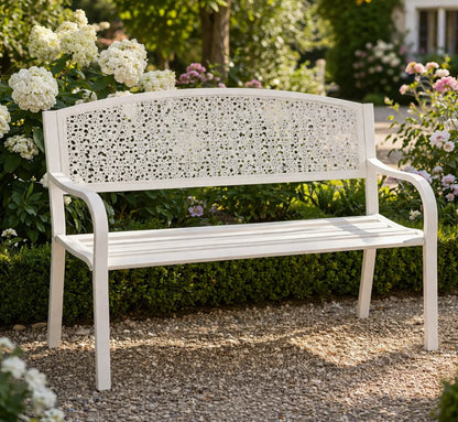 Banco GARDEN  en un jardín de flores, creando un rincón de bienestar y diseño.