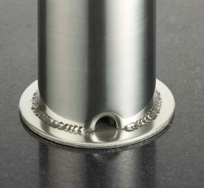 Detalle del tubo de acero inoxidable y el acabado pulido de la piedra de la base ROMA.