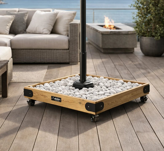 Base de sombrilla NOVA 6 de madera con ruedas piedras blancas en una terraza moderna.