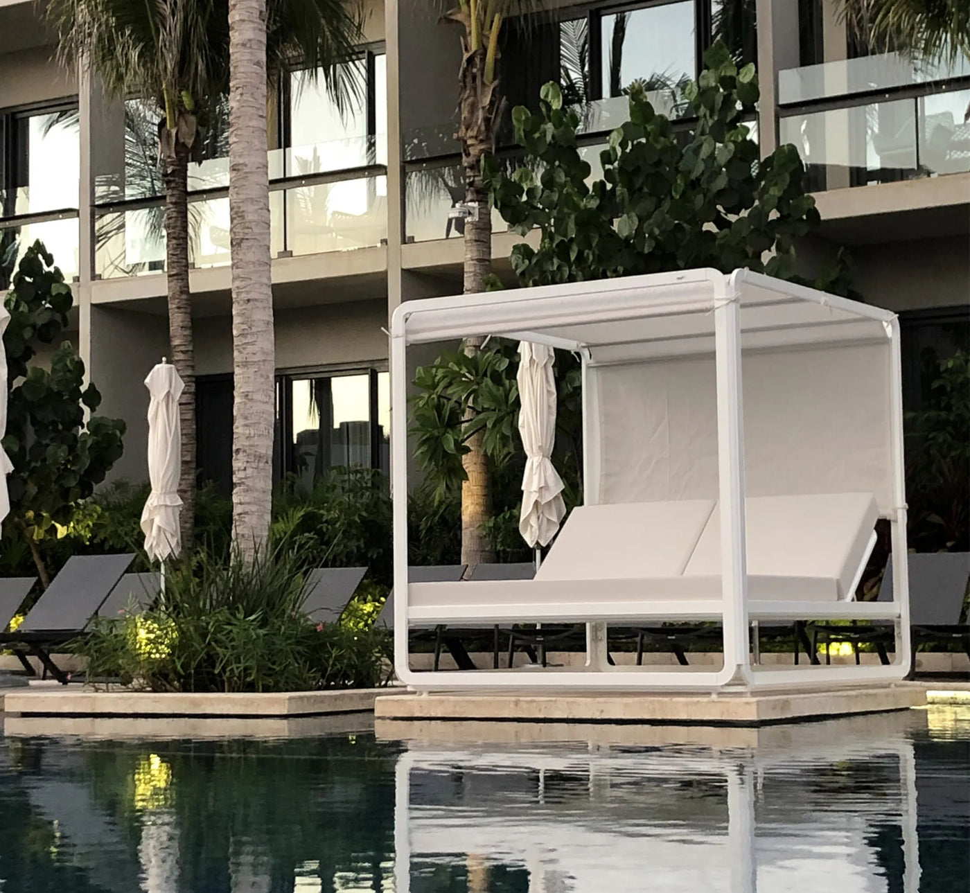 Daybed IBIZA XL en la terraza de un hotel de lujo, creando una atmósfera de bienestar y exclusividad.