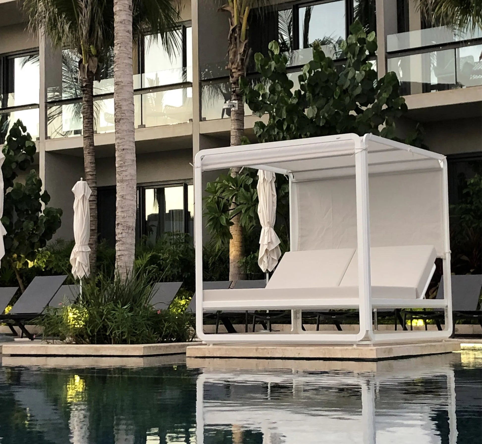 Daybed IBIZA XL en la terraza de un hotel de lujo, creando una atmósfera de bienestar y exclusividad.