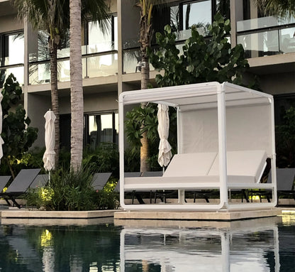 Daybed IBIZA XL en la terraza de un hotel de lujo, creando una atmósfera de bienestar y exclusividad.