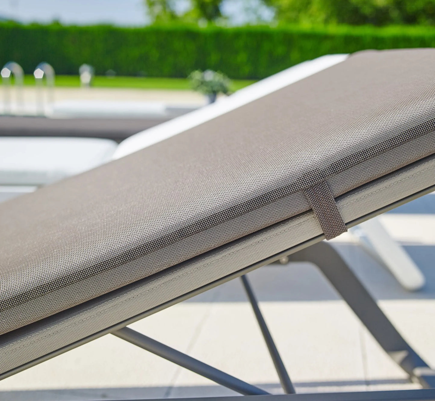 Primer plano del tejido textilene de la colchoneta AQUA, destacando su porosidad y capacidad de drenaje rápido.