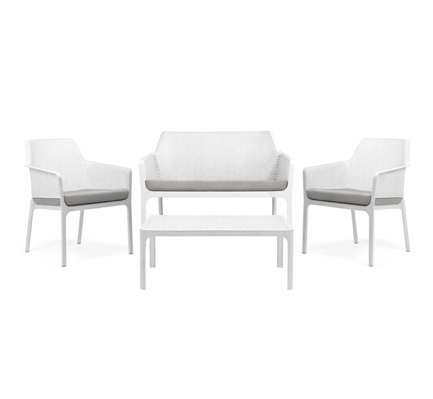 Conjunto lounge NET RELAX de Nardi en color blanco, creando un salón de bienestar en un porche mediterráneo.