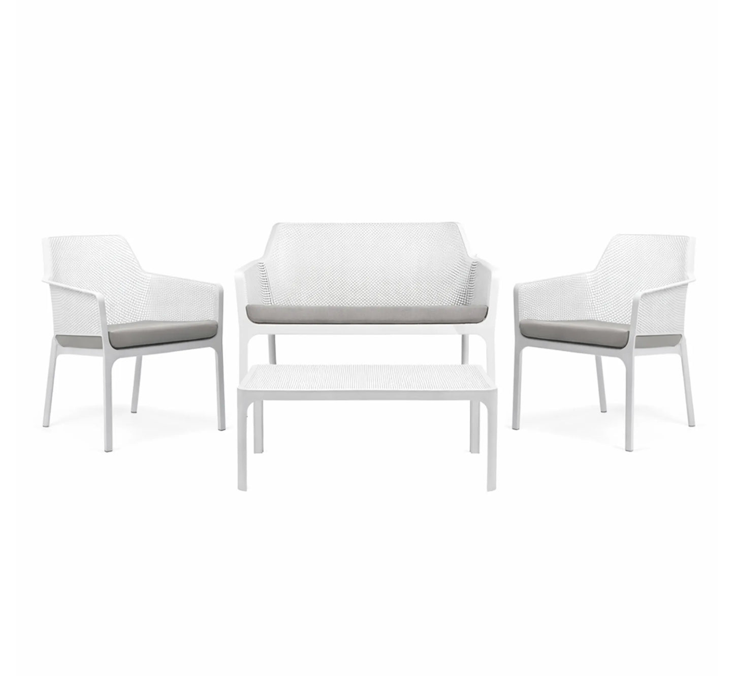 Conjunto lounge NET RELAX de Nardi en color blanco, creando un salón de bienestar en un porche mediterráneo.