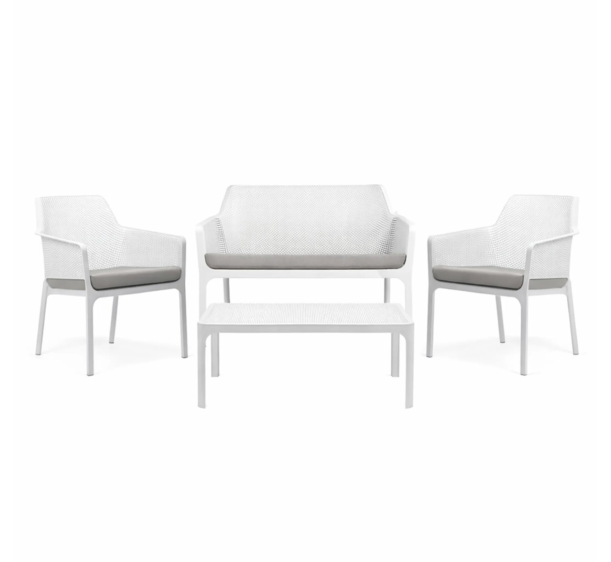 Conjunto lounge NET RELAX de Nardi en color blanco, creando un salón de bienestar en un porche mediterráneo.