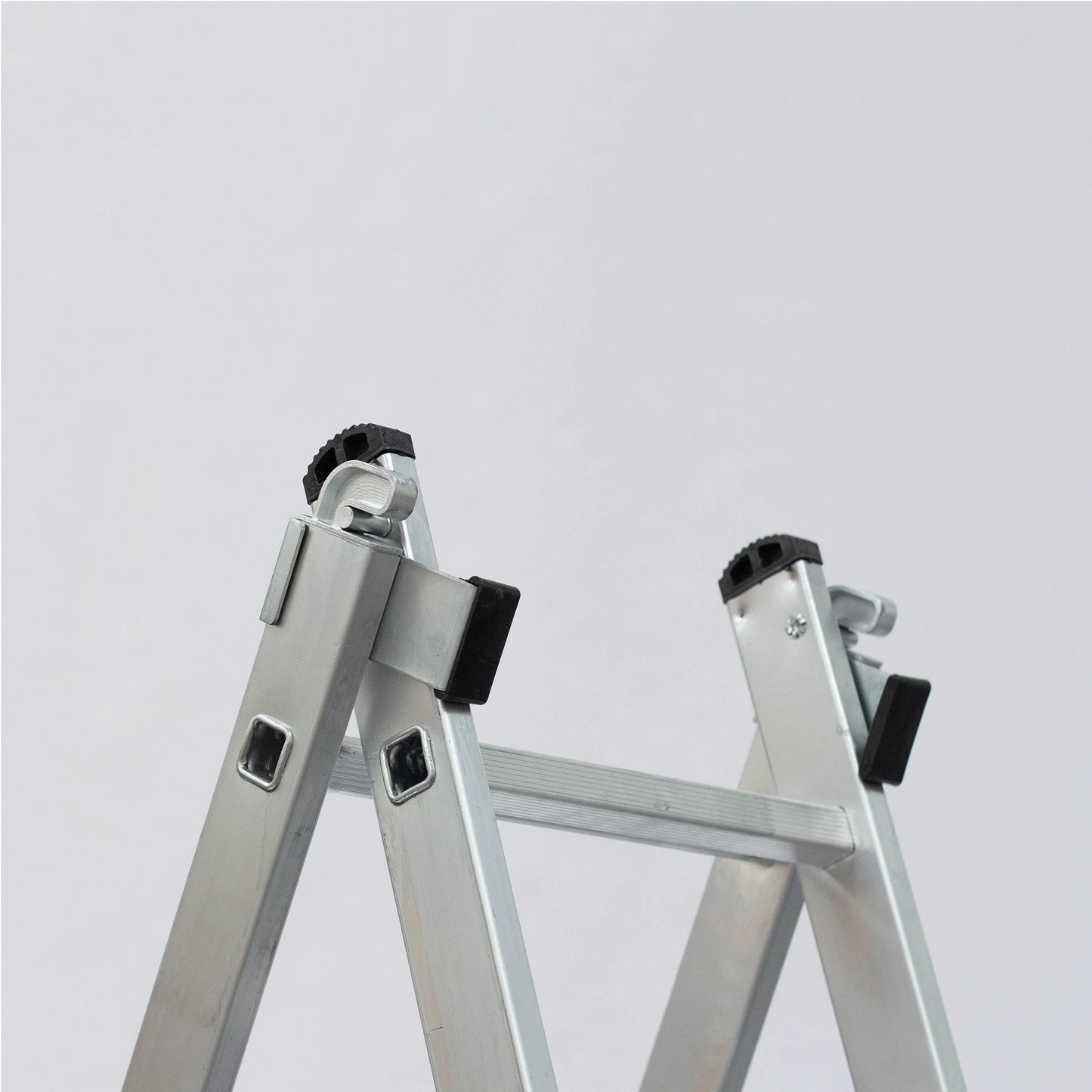 Detalle articulaciones escalera de 2 tramos Premium configurada para trabajos de construcción.