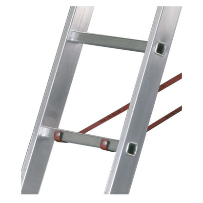 Escalera de 2 tramos Premium configurada para trabajos de construcción con cintas de seguridad.