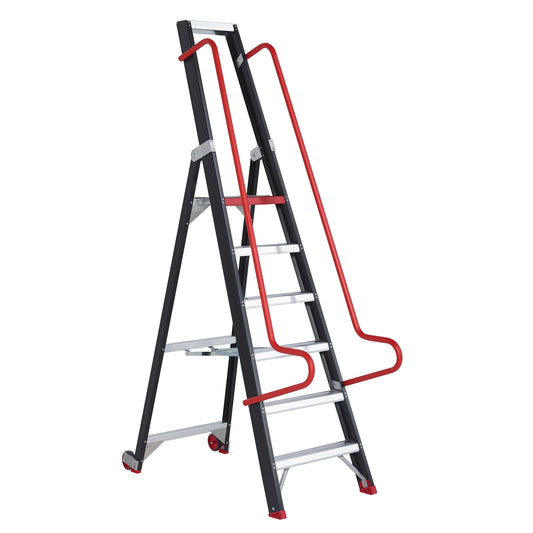Escalera de almacén Altrex Taurus TME con recubrimiento negro para uso en retail.