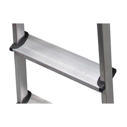 Detalle de peldaños estriados antideslizantes de la escalera de aluminio Mundocies.