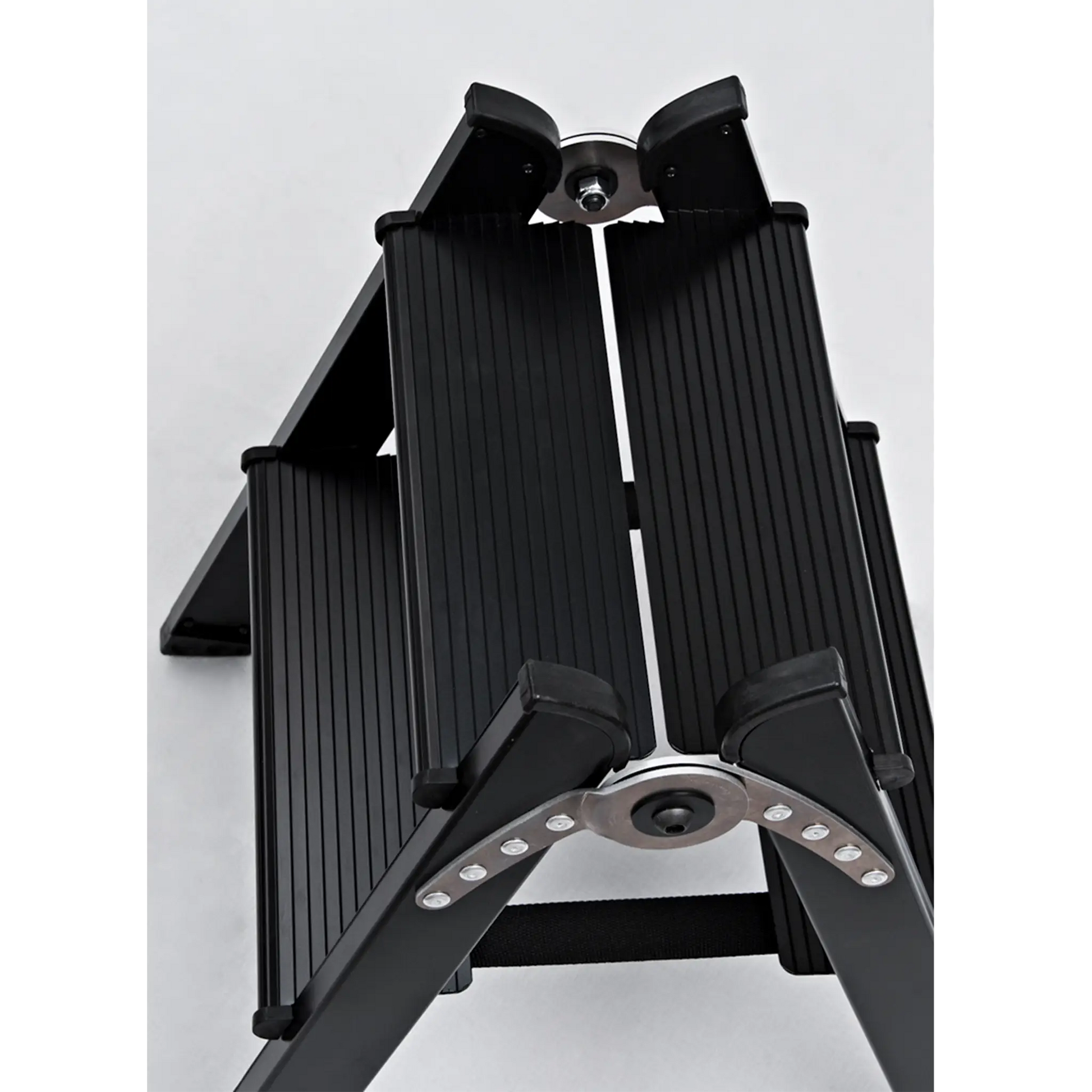 Detalle peldaño escalera de aluminio lacado negro DUO PLUS .