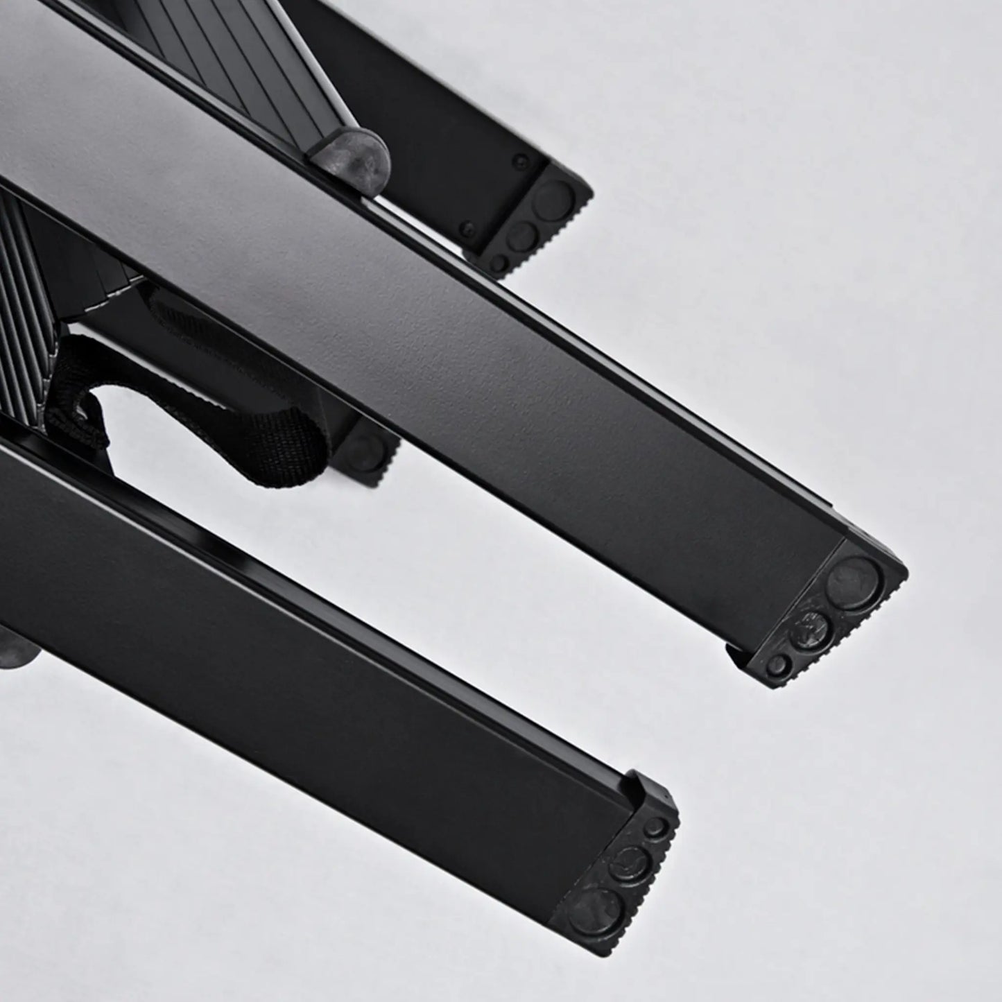 Detalle tacos antideslizantes escalera de aluminio lacado negro DUO PLUS .