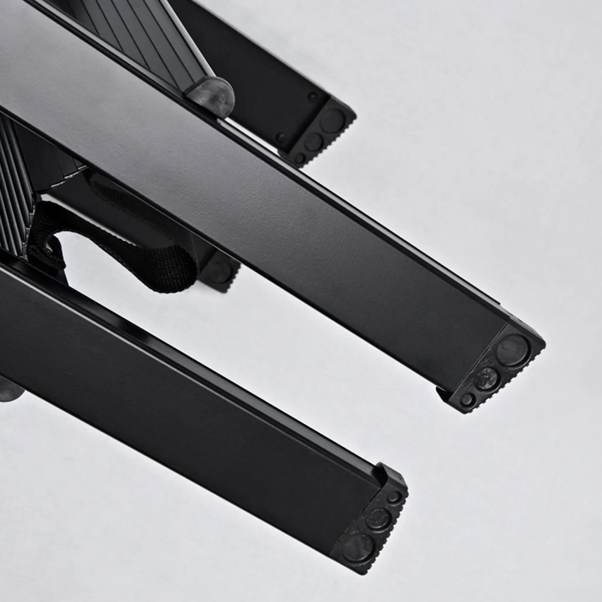 Detalle tacos antideslizantes escalera de aluminio lacado negro DUO PLUS .