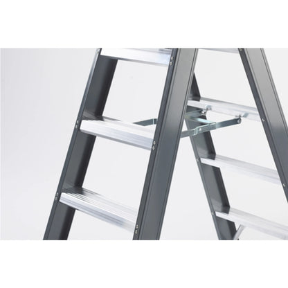 Detalle del sistema de bisagras de seguridad y peldaños reforzados de la escalera Falco.