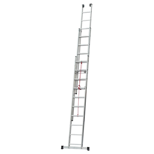 Escalera de 3 tramos con cuerda desplegada para mantenimiento de fachada industrial.