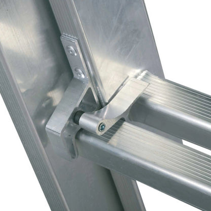 Detalle del gancho profesional para convertir la escalera en modo tijera para industria.