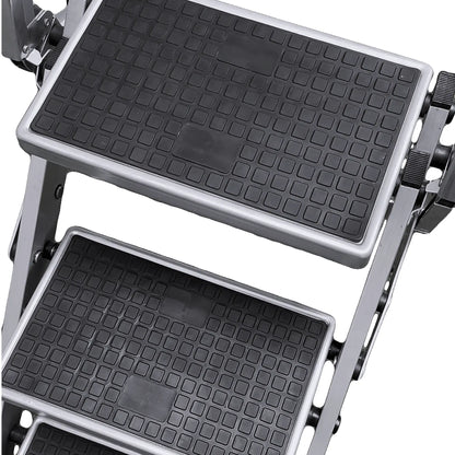 Detalle de la superficie de PVC antideslizante en el peldaño extra ancho de la escalera JUMBO.