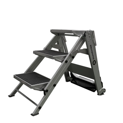 Ruedines de transporte integrados en la base de la escalera JUMBO para fácil desplazamiento.