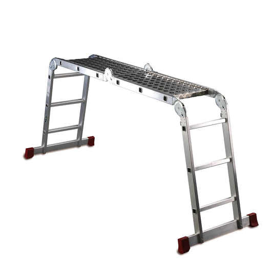 Escalera multiusos Mundocies usada como plataforma de trabajo para pintura y reformas.